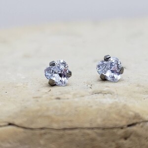 Prong Set Heart Cubic Zirconia Dermal Top - Titanium - 14 Gauge & 16 Gauge