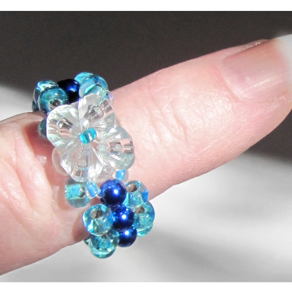 Bandring mit Blüte in türkis blau und transparent gefädelte Handarbeit Ringgröße 18