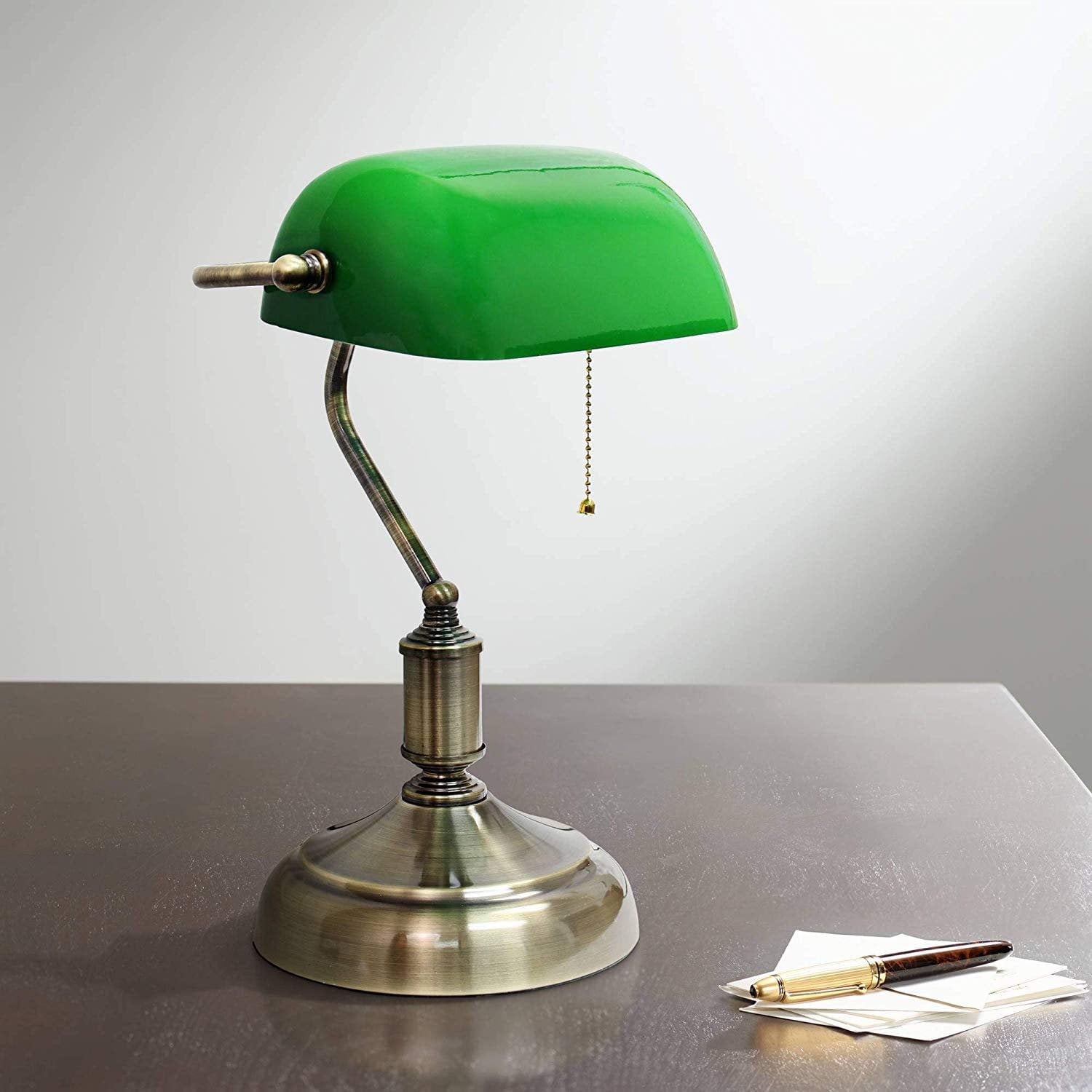 Traditional Bankers Lamp Antique Style Emerald Green Glass Traditional Bankers Lamp Antique Style, Antique Green Bankers Desk Lamp