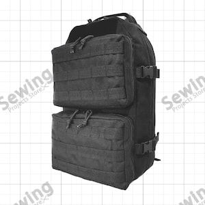 Op de afbeelding: Zwarte tactische rugzak met meerdere compartimenten en MOLLE-banden voor het bevestigen van extra zakjes. Voorzien van verstelbare banden, gespen en een handvat aan de bovenkant. De rugzak heeft twee voorzakken en een hoofdvak.