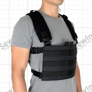 Può includere: Gilet tattico nero con cinghie regolabili e più file di fettuccia per il fissaggio di tasche. Il gilet presenta un pannello frontale con cinghie orizzontali e fibbie a sgancio rapido per una vestibilità sicura.