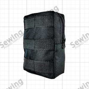 Pode incluir: Uma bolsa retangular preta com fecho de correr. A bolsa tem várias tiras horizontais na frente. O material parece ser um tecido durável e tecido. A bolsa foi projetada para transportar itens pequenos.