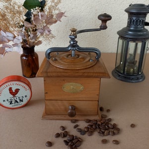 Superb and rare old PEUGEOT coffee grinder model T number 2 in polished walnut