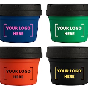 Könnte beinhalten: Vier kleine, farbige Behälter mit schwarzen Deckeln. Die Behälter sind blau, grün, orange und schwarz. Jeder Behälter trägt den Text "YOUR LOGO HERE" in Weiß oder Gelb.