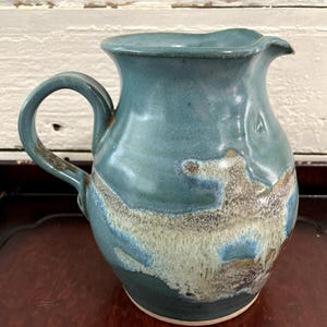 Vintage aardewerk kan uit 1983, gesigneerd, met turquoiseblauwe glazuur, 18 cm hoog.