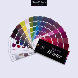 Peut inclure: Un éventail de couleurs avec une variété de nuances de violet, rouge, bleu, vert et jaune. L'éventail est intitulé "Dark Winter" et "True Colors Studio".
