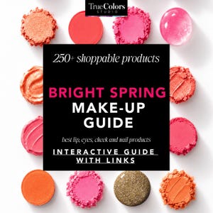 Könnte beinhalten: Ein digitaler Make-up-Ratgeber mit dem Titel True Colors Studio Bright Spring Make-Up Guide mit über 250 kaufbaren Produkten. Das zentrale schwarze Textfeld ist von verschiedenen kosmetischen Texturen wie Puder, Cremes und Glitzer in Rosa-, Orange- und Koralltönen auf weißem Hintergrund umgeben.