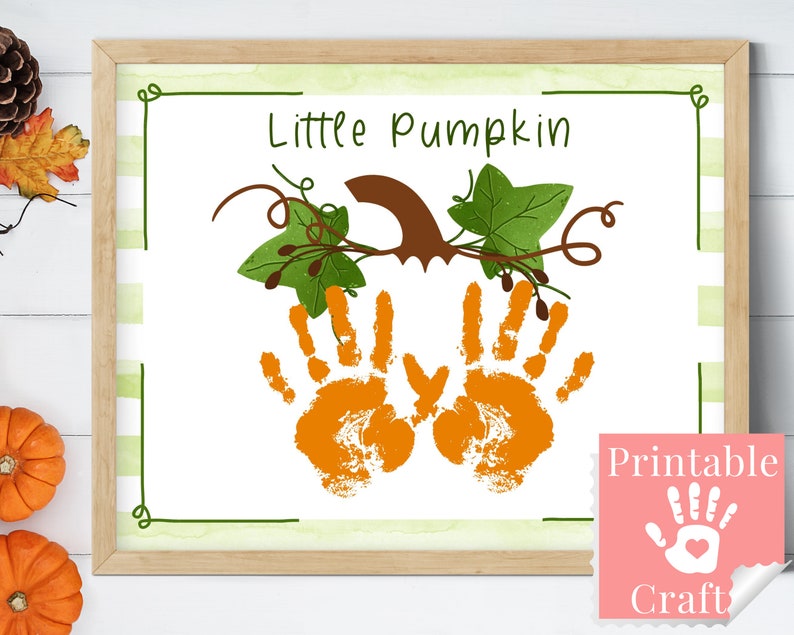 Op de afbeelding: Printbare knutsel voor kinderen met een handafdruk-pompoen met de tekst "Little Pumpkin". De knutsel is op een witte achtergrond met groene en witte strepen.
