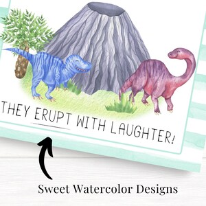 K&ouml;nnte beinhalten: Eine Aquarell-Illustration von zwei Dinosauriern, einem blauen T-Rex und einem rosa Brachiosaurus, die vor einem grauen Vulkan stehen. Der Text "THEY ERUPT WITH LAUGHTER!" steht unter den Dinosauriern.