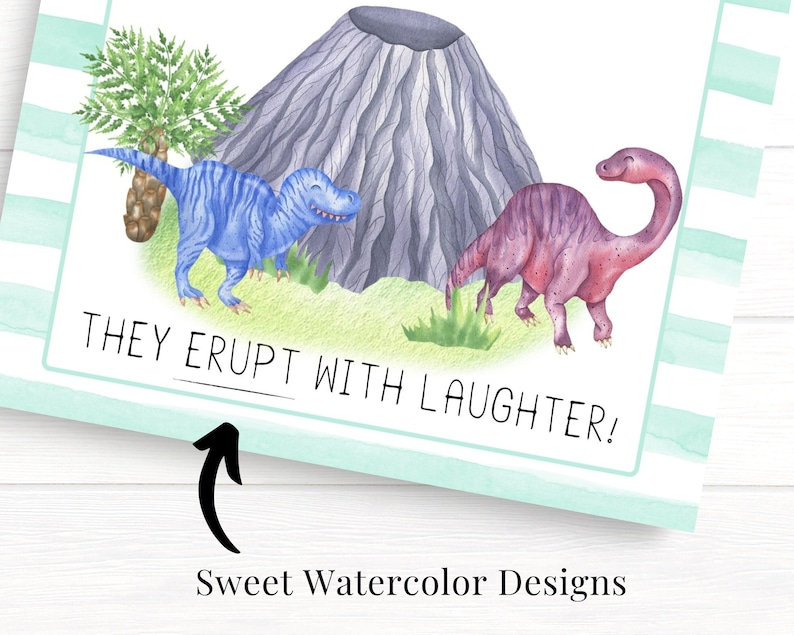 K&ouml;nnte beinhalten: Eine Aquarell-Illustration von zwei Dinosauriern, einem blauen T-Rex und einem rosa Brachiosaurus, die vor einem grauen Vulkan stehen. Der Text "THEY ERUPT WITH LAUGHTER!" steht unter den Dinosauriern.