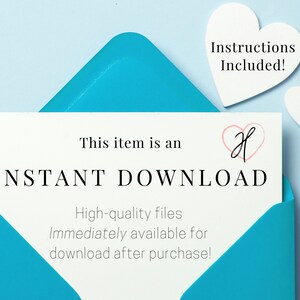 K&ouml;nnte beinhalten: Eine wei&szlig;e Karte mit blauem Text, der "This item is an INSTANT DOWNLOAD. High-quality files immediately available for download after purchase!" lautet. Die Karte ist von einem blauen Umschlag und zwei wei&szlig;en Herzen umgeben. Ein Herz hat den Text "Instructions Included!" und das andere ein rosa Herz mit dem Buchstaben "H" darin.