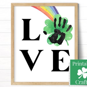 Peut inclure: Mod&egrave;le d'artisanat imprimable avec une empreinte de main en forme de tr&egrave;fle &agrave; trois feuilles avec un arc-en-ciel au-dessus du mot "LOVE".
