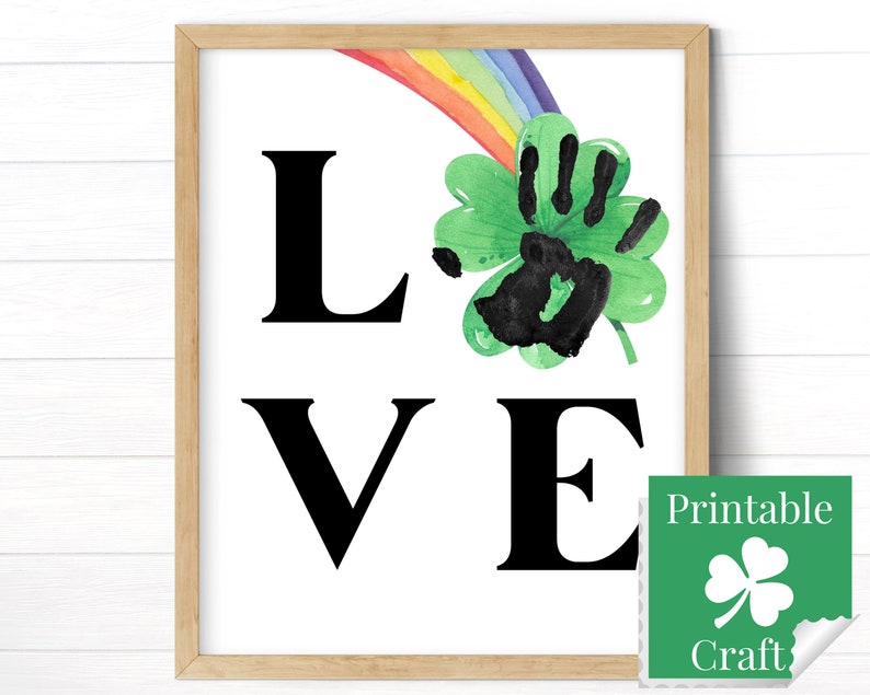Peut inclure: Mod&egrave;le d'artisanat imprimable avec une empreinte de main en forme de tr&egrave;fle &agrave; trois feuilles avec un arc-en-ciel au-dessus du mot "LOVE".