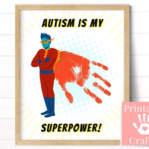 Puede incluir: Póster imprimible con una ilustración de superhéroe. El superhéroe lleva un traje rojo con una capa azul y tiene una huella de mano roja detrás de él. El texto del póster dice "El autismo es mi superpoder!"