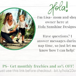 Peut inclure: Une femme et un jeune enfant marchent dans un espace vert herbeux. La femme porte une chemise blanche et un jean bleu. L'enfant porte une chemise blanche, des bretelles et un short noir. Le texte "Hola! I'm Lisa - mom and shop owner here at Hola Sunshine Designs. Have questions? I answer messages during nap time, so just let me know how I can help! PS- Get monthly freebies and 10% OFF! Just use this link before checkout: bit.ly/hola10off" est &eacute;crit sur un fond blanc avec des tr&egrave;fles verts.