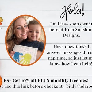 Op de afbeelding: Een vrouw en een jong kind lachen op een foto. De vrouw houdt een kaart vast met de tekst "Beste mama van de wereld" met handafdrukken erop. De tekst "Hola! Ik ben Lisa - winkeleigenaar hier bij Hola Sunshine Designs. Heb je vragen? Ik beantwoord berichten tijdens de middagdutjes, dus laat me weten hoe ik je kan helpen! PS - Krijg 10% korting PLUS maandelijkse cadeautjes! Gebruik gewoon deze link voor het afrekenen: bit.ly/hola100ff" is ook zichtbaar op de afbeelding.