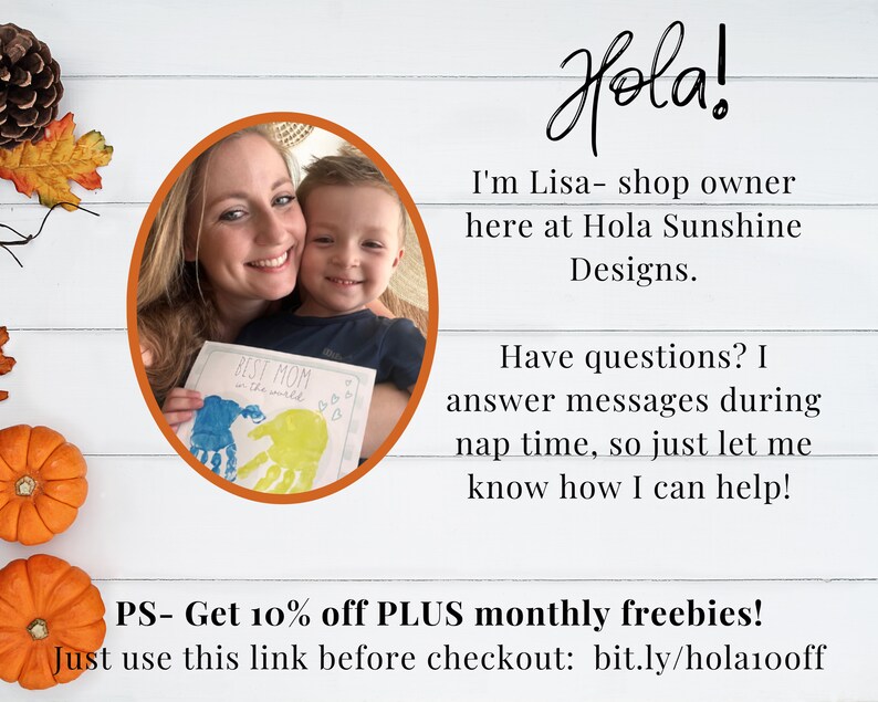 Op de afbeelding: Een vrouw en een jong kind lachen op een foto. De vrouw houdt een kaart vast met de tekst "Beste mama van de wereld" met handafdrukken erop. De tekst "Hola! Ik ben Lisa - winkeleigenaar hier bij Hola Sunshine Designs. Heb je vragen? Ik beantwoord berichten tijdens de middagdutjes, dus laat me weten hoe ik je kan helpen! PS - Krijg 10% korting PLUS maandelijkse cadeautjes! Gebruik gewoon deze link voor het afrekenen: bit.ly/hola100ff" is ook zichtbaar op de afbeelding.