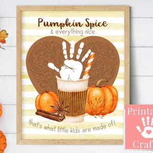 Pu&ograve; includere: Segno artigianale stampabile con un'impronta di mano, una tazza di pumpkin spice e zucche. Il cartello dice "Pumpkin Spice & everything nice that's what little kids are made of!"