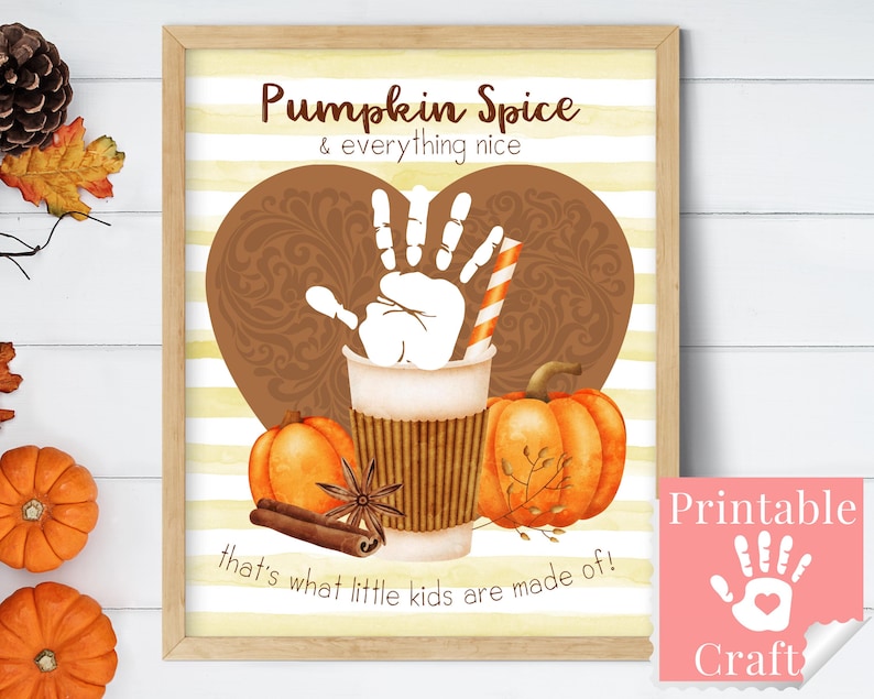 Pu&ograve; includere: Segno artigianale stampabile con un'impronta di mano, una tazza di pumpkin spice e zucche. Il cartello dice "Pumpkin Spice & everything nice that's what little kids are made of!"