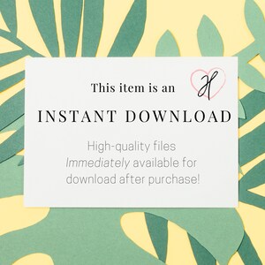 Op de afbeelding: Een witte kaart met de tekst "This item is an INSTANT DOWNLOAD. High-quality files Immediately available for download after purchase!" Een roze hart met de letter "H" bevindt zich in de rechterbovenhoek van de kaart. De kaart ligt op een gele achtergrond met groene papieren bladeren.