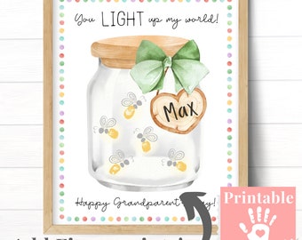 Könnte beinhalten: Druckbarer Glühwürmchen-Glas-Bastelbogen für Großeltern. Das Glas ist mit Glühwürmchen gefüllt und hat ein herzförmiges Schild mit dem Namen "Max" darauf. Der Text "You LIGHT up my world!" befindet sich oben im Bild. Der Text "Happy Grandparent Day!" befindet sich unten im Bild. Der Text "Add Fingerprints!" befindet sich unten im Bild. Der Text "Printable Gift" befindet sich in einem rosa Kasten mit einem Handabdruck in der Ecke.