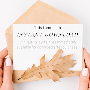 Pu&ograve; includere: Un biglietto bianco con il testo "This item is an INSTANT DOWNLOAD. High-quality digital files immediately available for download after purchase!" Il biglietto &egrave; tenuto in mano da una persona con una busta marrone e una foglia secca.