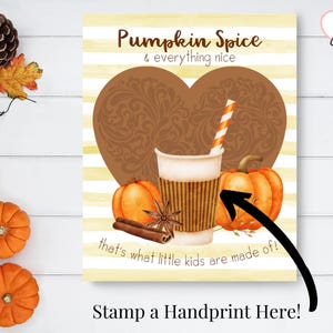 Pu&ograve; includere: Una carta d'arte di impronta di mano stampabile con un design a cuore marrone, una tazza di spezie di zucca e il testo "Pumpkin Spice & everything nice that's what little kids are made of! Stamp a Handprint Here!"