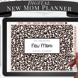 Op de afbeelding: Digitale New Mom Planner op een tablet, met een luipaardprint ontwerp. De planner bevat secties voor planning, gezondheid, baby logs en checklists. Tekst luidt "The Organized New Mom Digital Planner".