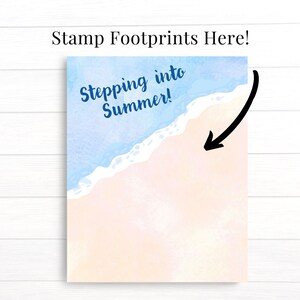 Op de afbeelding: Een aquarel-illustratie van een strandscene met blauw water en witte golven. De tekst "Stepping into Summer!" is in blauw op de afbeelding geschreven. Een zwarte pijl wijst naar de rechterbenedenhoek van de afbeelding.