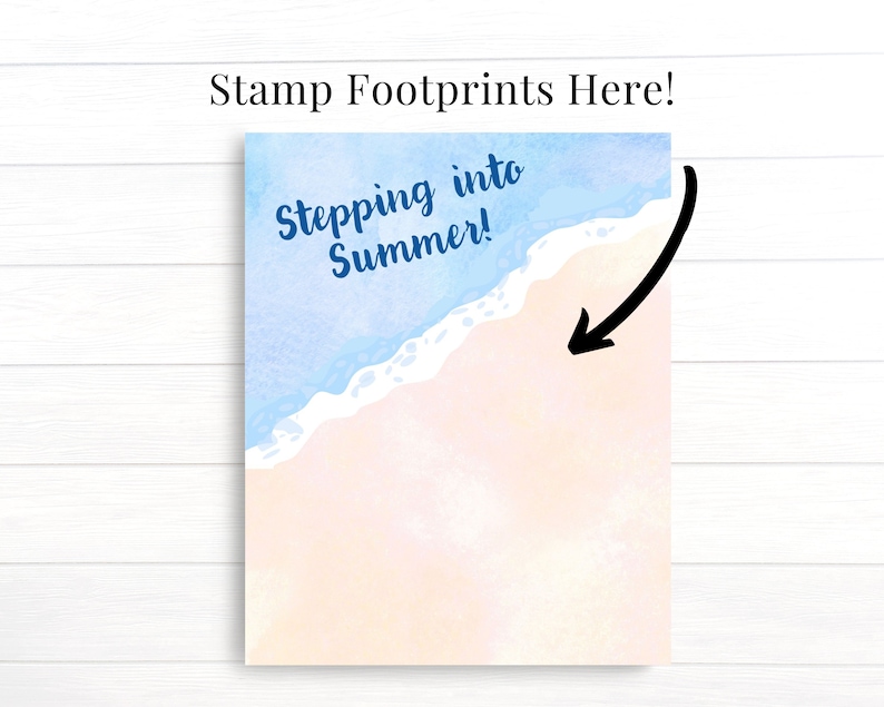 Op de afbeelding: Een aquarel-illustratie van een strandscene met blauw water en witte golven. De tekst "Stepping into Summer!" is in blauw op de afbeelding geschreven. Een zwarte pijl wijst naar de rechterbenedenhoek van de afbeelding.