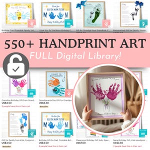 Op de afbeelding: Een verzameling afdrukbare handafdruk kunstcadeaus, waaronder verjaardagskaarten en gepersonaliseerde geschenken. De afbeelding toont verschillende ingelijste handafdruk kunstwerken met kleurrijke handafdrukken en tekst, zoals "Happy Birthday Dad!" en "Happy Mother's Day."
