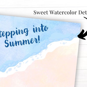 Op de afbeelding: Een aquarel-illustratie van een strandscene met blauw water, witte golven en roze zand. De tekst "Stepping into Summer!" is geschreven in blauw cursief schrift.