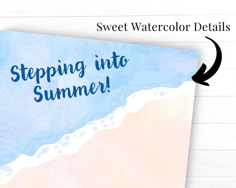 Op de afbeelding: Een aquarel-illustratie van een strandscene met blauw water, witte golven en roze zand. De tekst "Stepping into Summer!" is geschreven in blauw cursief schrift.