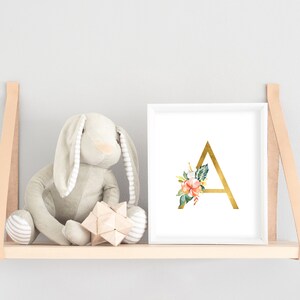 Cuadro Decorativo Digital Monograma Dorado Floral A-Z, Todo el Alfabeto para Imprimir, Letra para Adornar el Cuarto de Tu Bebé
