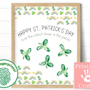 Puede incluir: Manualidad imprimible para el Día de San Patricio con fondo blanco y tréboles verdes. El texto dice "¡Feliz Día de San Patricio del trébol más lindo del parche!" y "¡Agregar huellas dactilares!" con un gráfico de huella digital verde. El borde inferior está decorado con arcoíris, tréboles y monedas de oro.