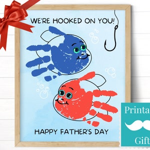 Cartão de dia dos pais de 2 crianças, estamos viciados em você, presente de pesca, arte personalizada com impressão manual para papai ou vovô