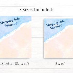 Op de afbeelding: Twee printbare ontwerpen voor een kaart of bord met een zomers thema. Het ontwerp bevat een aquarel-illustratie van een strandscene met blauw water, witte golven en lichtroze zand. De tekst "Stepping into Summer!" staat in blauw op het ontwerp. De ontwerpen zijn verkrijgbaar in twee formaten: US Letter (8,5 x 11 inch) en 8 x 10 inch.