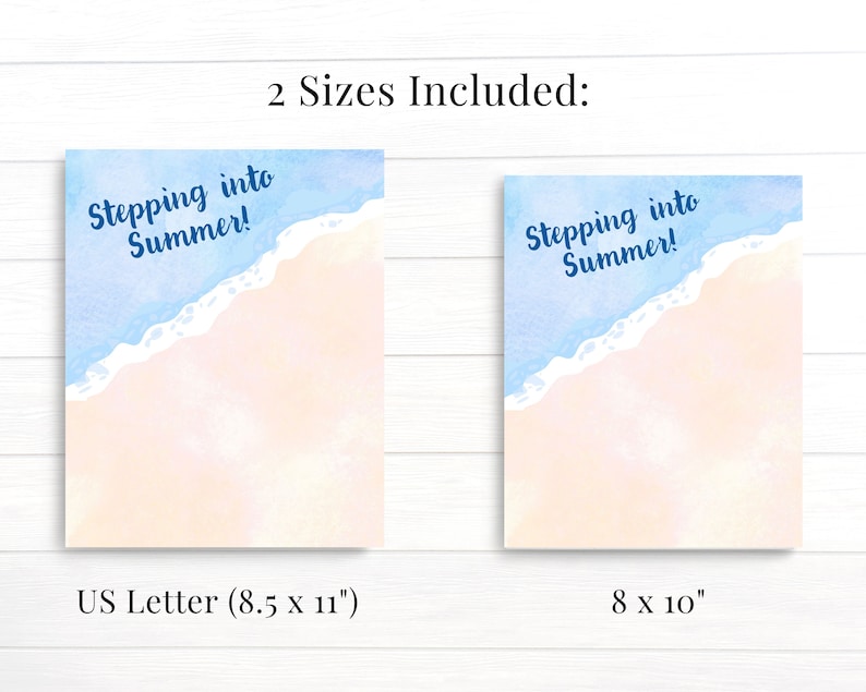 Op de afbeelding: Twee printbare ontwerpen voor een kaart of bord met een zomers thema. Het ontwerp bevat een aquarel-illustratie van een strandscene met blauw water, witte golven en lichtroze zand. De tekst "Stepping into Summer!" staat in blauw op het ontwerp. De ontwerpen zijn verkrijgbaar in twee formaten: US Letter (8,5 x 11 inch) en 8 x 10 inch.