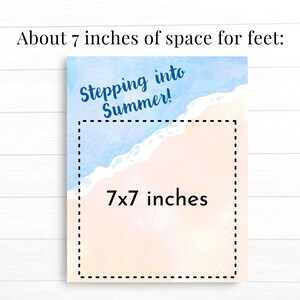 Op de afbeelding: Een printbaar bord met een aquarel achtergrond van een strand sc&egrave;ne. Het bord zegt "Stepping into Summer!" en heeft een ruimte van 17,78 cm x 17,78 cm voor voeten.