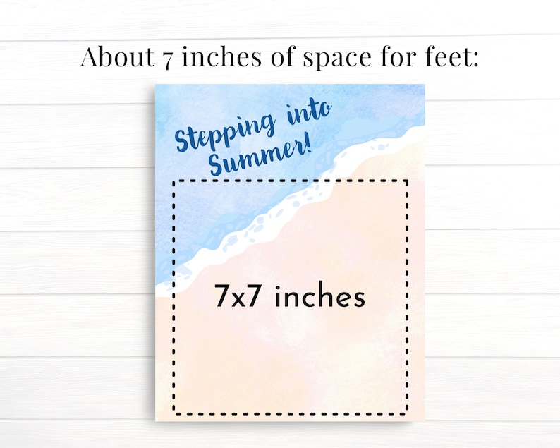 Op de afbeelding: Een printbaar bord met een aquarel achtergrond van een strand sc&egrave;ne. Het bord zegt "Stepping into Summer!" en heeft een ruimte van 17,78 cm x 17,78 cm voor voeten.