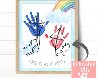 Könnte beinhalten: Ein gerahmter Kunstdruck mit einem blauen und einem roten Handabdruck, die jeweils mit einem schwarzen, liniengezeichneten Drachen verziert sind. Darüber befinden sich ein Regenbogen und eine Wolke. Der Text lautet GOD'S PLAN IS BEST!