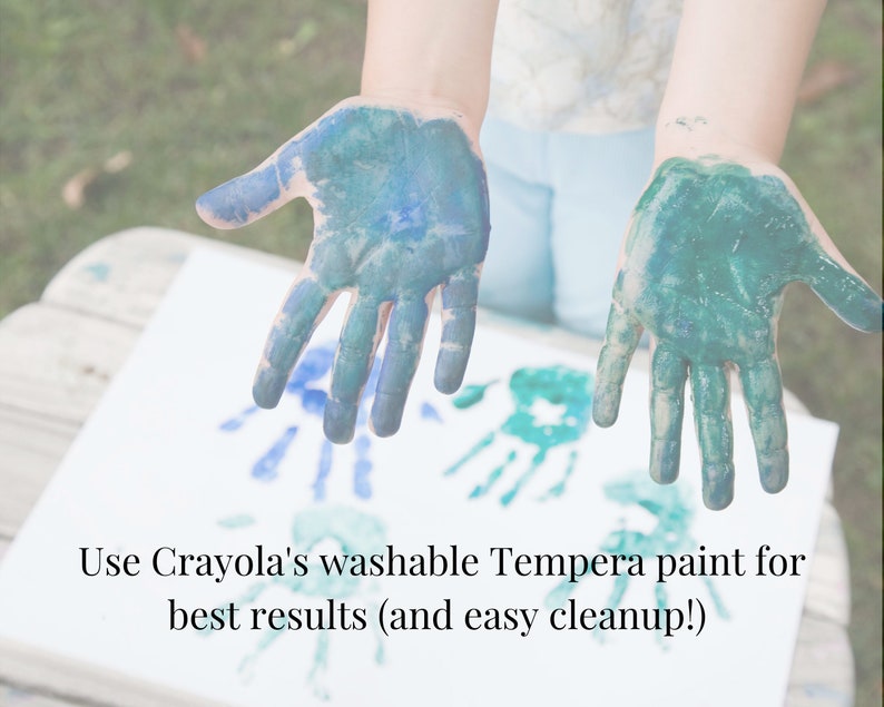 Pu&ograve; includere: Due mani con vernice blu e verde, che lasciano impronte di mani su una tela bianca. Il testo "Use Crayola's washable Tempera paint for best results (and easy cleanup!)" &egrave; visibile nella parte inferiore dell'immagine.