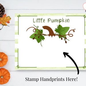 Op de afbeelding: Een printbaar bord met een groene en witte gestreepte achtergrond. Het bord heeft een bruine pompoenranken met groene bladeren en de tekst "Little Pumpkin". Het bord bevat ook de tekst "Stamp Handprints Here!" en een pijl die naar de lege ruimte wijst.