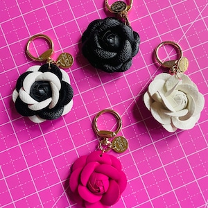 Porte-clés rose en similicuir, jolie fleur unique et délicate