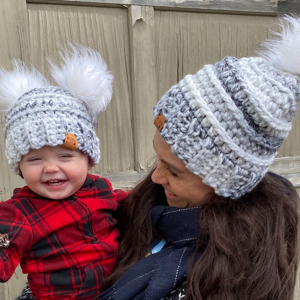 Ensemble bonnet maman et moi - accessoires d'hiver maman et moi - gros bonnet - bonnet à double pompon - bonnets maman et moi - bonnets maman et moi