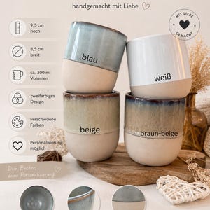 Könnte beinhalten: Vier Keramikbecher im zweifarbigen Design mit glasierter Oberseite und matter Unterseite. Die Farben sind Blau, Weiß, Beige und Braun-Beige. Der Text umfasst KERAMIKBECHER, 9,5 cm hoch, 8,5 cm breit, ca. 300 ml Volumen sowie weitere Beschriftungen.