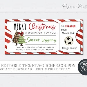 Puede incluir: Un vale de regalo de Navidad a rayas rojas y blancas con una ilustración de un árbol de Navidad verde y marrón. El vale es para clases de fútbol y dice "Feliz Navidad, Un regalo especial para ti: Clases de fútbol. Comenzarás las clases en 2 semanas, 1 vez por semana durante 3 meses. Para: Brayden Amor: Mamá y Papá ¡Vamos Titans!"