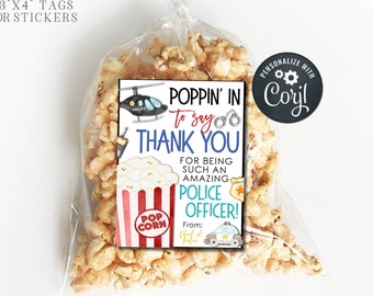 Puede incluir: Etiqueta o pegatina imprimible de 3x4 pulgadas con una ilustración de dibujos animados de un policía, un helicóptero y esposas. El texto dice "Poppin' in to say Thank You for being such an amazing Police Officer!" con un espacio para un nombre. La etiqueta está diseñada para una bolsa de palomitas.