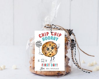 Puede incluir: Una etiqueta imprimible con una galleta de dibujos animados que sostiene un globo que dice "Chip Chip Hooray! ¡Es el primer día!" La etiqueta está diseñada para que un maestro se la dé a los estudiantes el primer día de escuela.