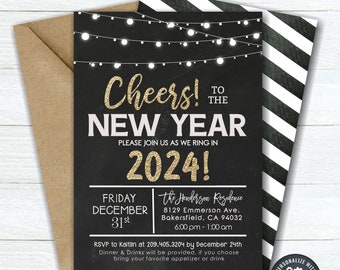 Puede incluir: Una invitación de fiesta de Nochevieja imprimible en blanco y negro con texto de purpurina dorada. La invitación dice "Cheers! To the New Year 2024!" e incluye la fecha, la hora y el lugar de la fiesta. La invitación está decorada con una cadena de luces blancas.